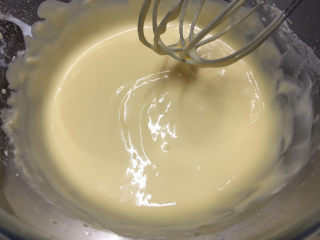 5、酸奶戚风蛋糕,搅拌成细腻状态。