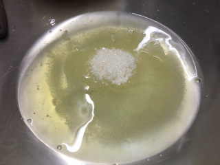 6、酸奶戚风蛋糕,蛋清加入白糖。