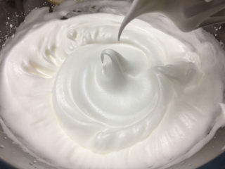 7、酸奶戚风蛋糕,打发出小弯钩。