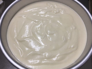 11、酸奶戚风蛋糕,倒入八寸模具里 。