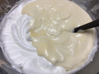 9、酸奶戚风蛋糕,再全部倒入剩余的蛋白里。