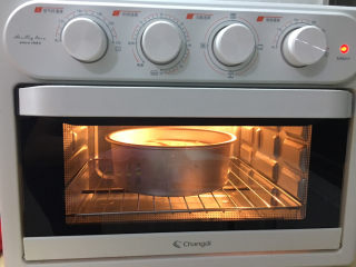 12、酸奶戚风蛋糕,放入提前预热好的烤箱，140度50分钟左右（根据自家烤箱的温度脾气来调整。）