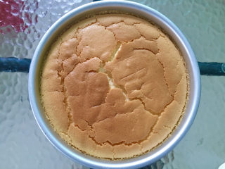 14、酸奶戚风蛋糕,烤好震出热气马上倒扣，必须凉透后再脱模。