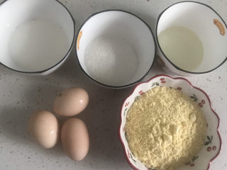 1、玉米面杯子蛋糕（少油少糖粗粮蛋糕）,称好所有食材备用