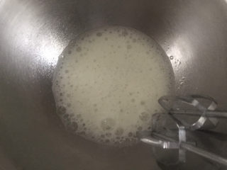 7、玉米面杯子蛋糕（少油少糖粗粮蛋糕）,再来处理蛋白，打蛋器开高速打到鱼眼粗泡泡时加入1/3白糖（第一次）