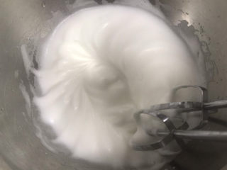 9、玉米面杯子蛋糕（少油少糖粗粮蛋糕）,打发至出现明显纹路时加入最后1/3糖（第三次）