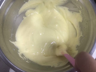 14、玉米面杯子蛋糕（少油少糖粗粮蛋糕）,同样的手法翻拌均匀