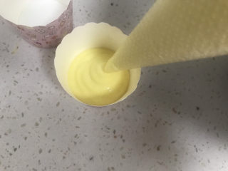 15、玉米面杯子蛋糕（少油少糖粗粮蛋糕）,装入裱花袋挤入纸杯8分满