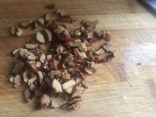 16、玉米面杯子蛋糕（少油少糖粗粮蛋糕）,红枣去核切碎