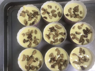 17、玉米面杯子蛋糕（少油少糖粗粮蛋糕）,震几下震出气泡，再撒上红枣碎