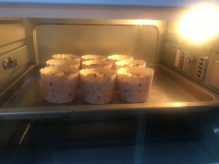 18、玉米面杯子蛋糕（少油少糖粗粮蛋糕）,送入预热好的烤箱，上下火150度烤40分钟，中途不能开烤箱门，每个烤箱脾气不同，温度和时间根据自己烤箱的脾气来调整