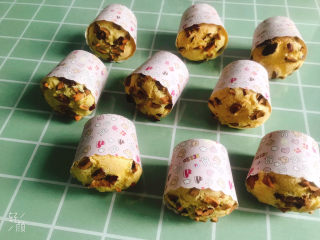 19、玉米面杯子蛋糕（少油少糖粗粮蛋糕）,烤好拿出来，震出热气，侧着放凉