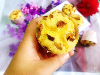 20、玉米面杯子蛋糕（少油少糖粗粮蛋糕）,放了巧克力豆在上面点缀很漂亮