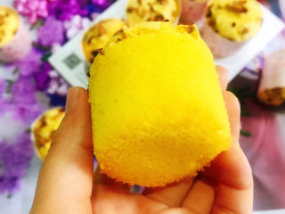 21、玉米面杯子蛋糕（少油少糖粗粮蛋糕）,撕掉纸杯，金黄的小蛋糕，非常宣软