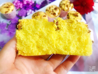 22、玉米面杯子蛋糕（少油少糖粗粮蛋糕）,掰开看看，组织细腻，气孔均匀