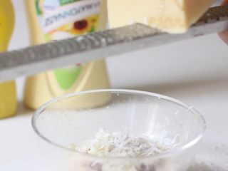 11、凯撒沙拉,擦入帕尔玛奶酪碎拌匀。