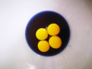 2、百变水果 蝶豆花蛋糕卷.百香果蓝莓馅,取四十五克蝶豆花水加入四个蛋黄,玉米油,过筛低粉