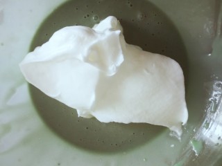 6、百变水果 蝶豆花蛋糕卷.百香果蓝莓馅,分三次加人蛋黄糊里