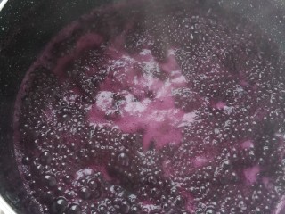 11、百变水果 蝶豆花蛋糕卷.百香果蓝莓馅,水开以后改中火不停的搅拌慢慢熬,直至熬成熬的粘稠为止