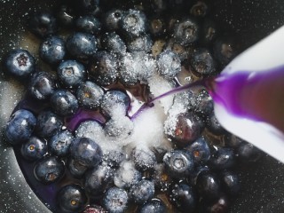 10、百变水果 蝶豆花蛋糕卷.百香果蓝莓馅,蓝莓洗干净,倒入白砂糖和剩下的蝶豆花水。水量一共要300毫升左右,蝶豆花水不够可以加纯净水。