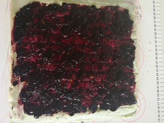 15、百变水果 蝶豆花蛋糕卷.百香果蓝莓馅,抹酱