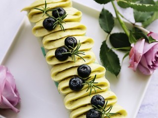 23、百变水果 蝶豆花蛋糕卷.百香果蓝莓馅,用蓝莓和迷迭香装饰一下就OK啦