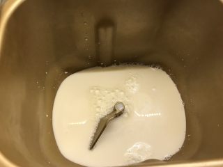 3、松软奶香白馒头,倒入面包机中