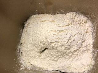 4、松软奶香白馒头,加入普通面粉