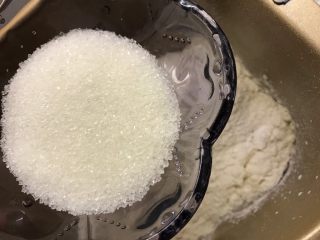 5、松软奶香白馒头,酵母和糖对角放