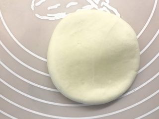 11、松软奶香白馒头,用手按扁