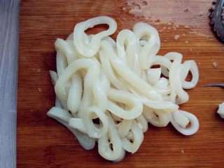 3、炸鱿鱼圈, 将鱿鱼身体切成细圈