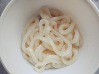 4、炸鱿鱼圈,加少许盐、料酒和白胡椒粉抓匀，腌制片刻