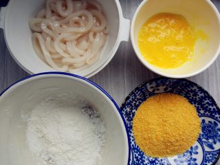 5、炸鱿鱼圈,鸡蛋打散，准备好面包糠和淀粉
