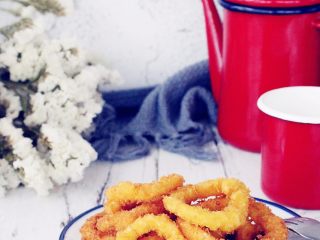 12、炸鱿鱼圈,炸的时间不要过久，否则影响鱿鱼口感