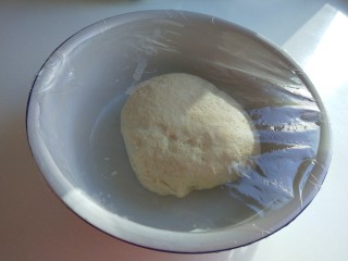 2、新文美食  小鱼蒸饼,合好的面团封上保鲜膜发酵。