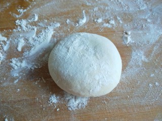 4、新文美食  小鱼蒸饼,面团揉均匀的小面剂子。