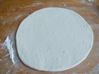 5、新文美食  小鱼蒸饼,擀成薄饼撒上适量盐，油，在次揉均匀，在擀成面皮。