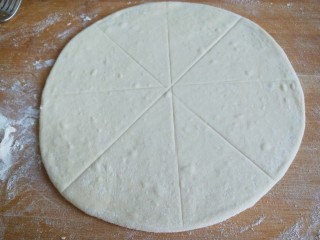 6、新文美食  小鱼蒸饼,先用刀轻轻压一个米字。，