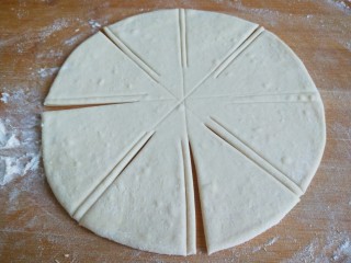 7、新文美食  小鱼蒸饼,在切成双刀米字，中间不能切断。