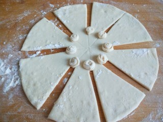 8、新文美食  小鱼蒸饼,把细丝卷成卷放在底部。