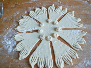 9、新文美食  小鱼蒸饼,在用钢叉压出鱼尾，切两刀，在捏紧。