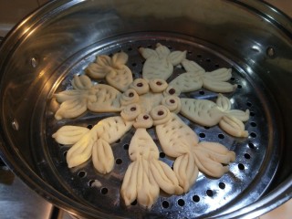 12、新文美食  小鱼蒸饼,在用红豆做小鱼的眼睛，放入蒸锅蒸10分钟即可。