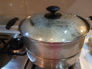 13、新文美食  小鱼蒸饼,停两分钟打开锅盖。