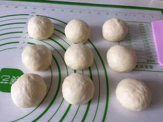 7、肉松小面包,滚圆盖保鲜膜静置15-20分钟。