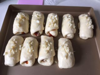 11、肉松小面包,面包上刷一层薄薄的鸡蛋液，撒上奶酪碎。