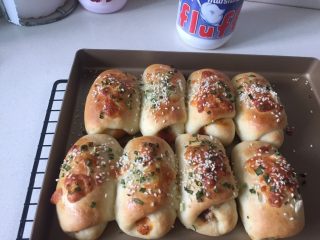 13、肉松小面包,烤箱提前预热，上下火180度烤15分钟左右，后期上色严重可加盖锡纸，我这个上色有点深，忘了盖锡纸。