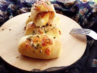 15、肉松小面包,面包放凉后，装保鲜袋密封室温保存，尽快吃完。