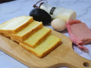 1、牛油果三明治,准备食材