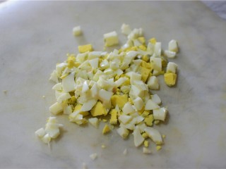 3、牛油果三明治,将鸡蛋切碎