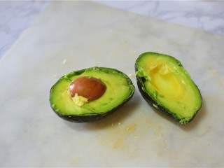 5、牛油果三明治,牛油果从中间切开